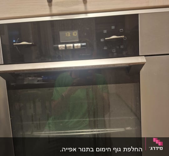 תנור אפייה בילד אין מותקן בארון מטבח